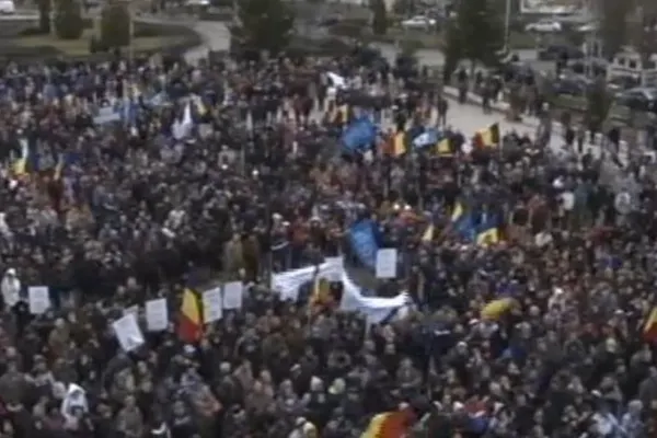 Miting al angajaţilor Dacia Renault: "Jos Guvernul! Ponta, Mickey Mouse al României! Jos Băsescu!"