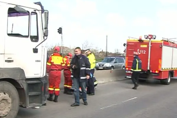 Femeie SPULBERATĂ PE TRECEREA DE PIETONI de un TIR