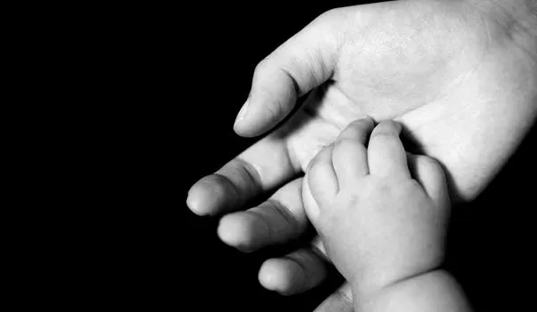 SALVARE MIRACULOASĂ: Un bebeluş a supravieţuit deşi s-a născut în timpul unui accident