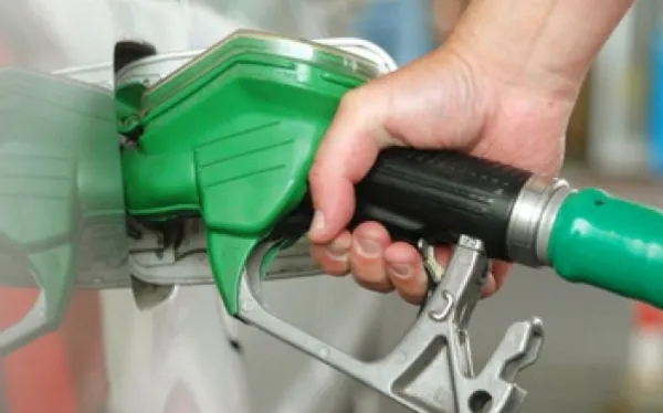 ACCIZA LA CARBURANŢI, din aprilie.Guvernul promite măsuri de sprijin pentru transportatori "corecţi"