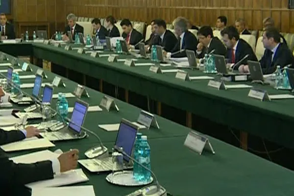 Guvernul amână RETROCEDĂRILE cu încă şase luni