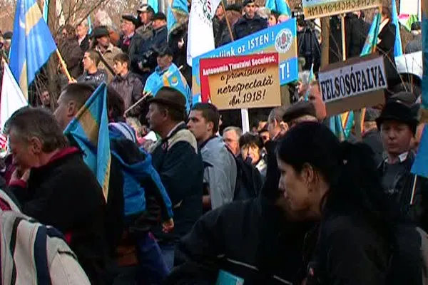 PROTESTE LA TÂRGU MUREŞ. Preşedintele CJ Mureş: "Nu ne interesează autonomia Mureşului"