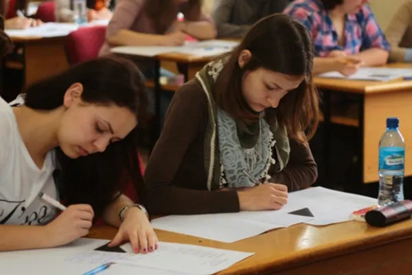 SIMULARE BAC 2014. Elevii din clasele a 11-a şi a 12-a susţin simularea la bacalaureat