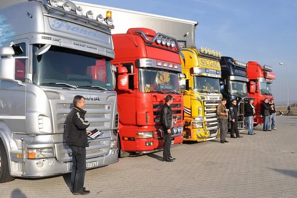 Transportatorii români protestează în faţa ambasadelor Germaniei şi Franţei