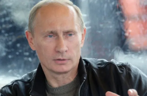 Putin confirmă "retragerea parţială" a trupelor ruse staţionate de-a lungul frontierei Ucrainei