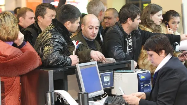 UCRAINA INTERZICE intrarea pe teritoriul său a bărbaţilor ruşi cu vârsta între 16 şi 60 de ani