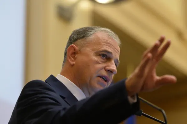 Geoană, de Paşti, pe Facebook: Să nu uităm niciodată că ne unesc dragostea, credinţa, patriotismul