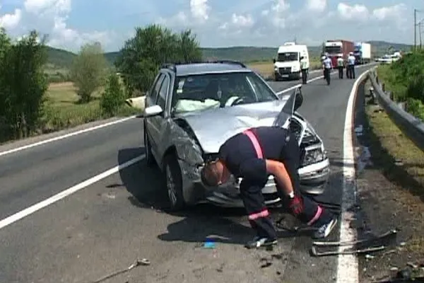 ACCIDENT CU UN MORT ŞI 4 RĂNIŢI. Un microbuz s-a ciocnit cu o autoutilitară