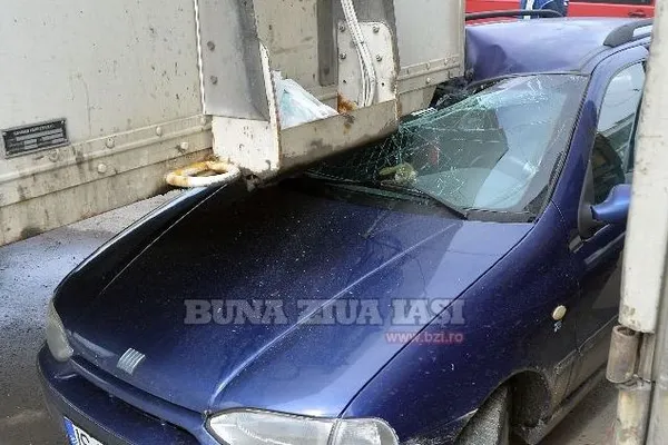 Accident teribil. O mașină a intrat sub un tir