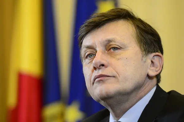 Crin Antonescu: Un premier care felicită baronii locali arestaţi trebuie schimbat
