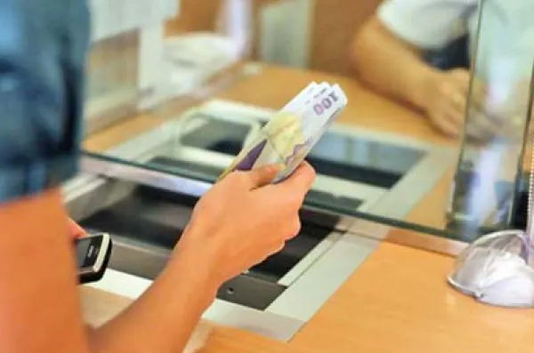 Legea de plafonare a plăţilor în numerar şi limitare a comisioanelor interbancare, la Guvern