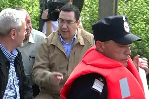 PONTA, ÎN VIZITĂ LA SINISTRAŢI: Guvernul va aloca bani pentru un dig în Teleorman