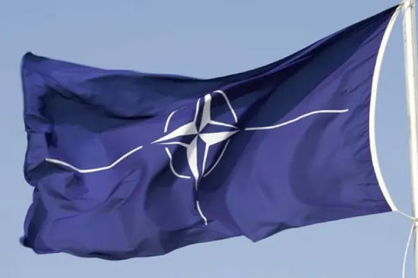 NATO suspendă cooperarea cu Rusia, dar menţine dialogul politic