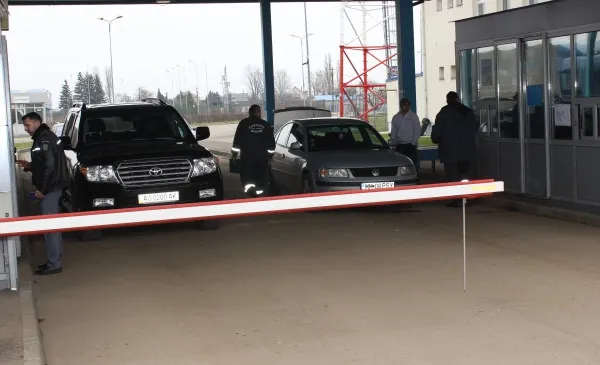 Corlăţean şi Deşciţa au parafat Acordul de mic trafic de frontieră între România şi Ucraina