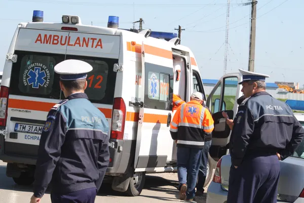 Accident mortal pe DN1. Șoferul unei mașini s-a ciocnit cu o ambulanță