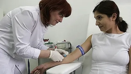 CNCD: Pensionarea forţată a asistentelor medicale înainte de 65 ani poate fi amendată cu 100.000 lei