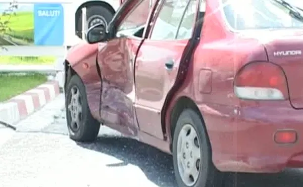 ACCIDENT SPECTACULOS: A intrat cu maşina într-o BENZINĂRIE