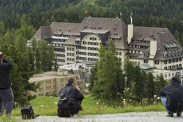 SECRETE PERICULOASE. Mai mulţi reporteri au fost arestaţi în timpul întâlnirii grupului Bilderberg
