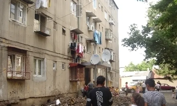Verificări masive în Ferentari - Zeci de polițiști legitimează trecătorii