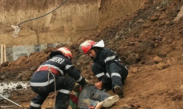ACCIDENT GRAV: Un şofer a murit după ce peste camion s-a dislocat un perete muntos