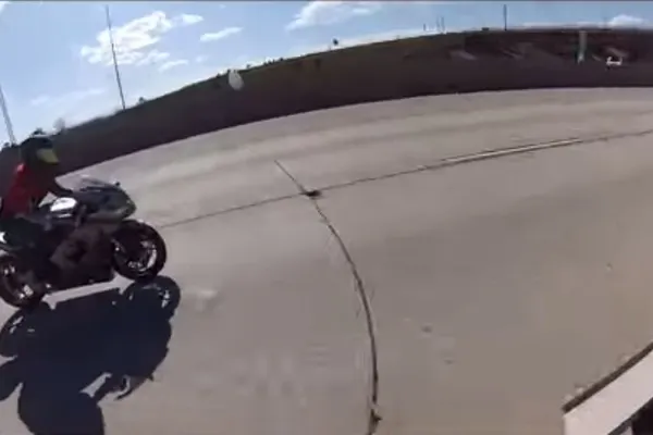 Cum arată un accident de motocicletă la 225 de Km/h. IMPACT TERIBIL surprins de camera de bord