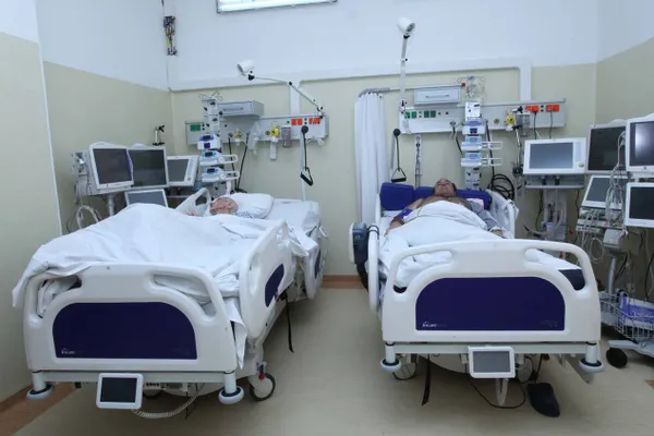 Decizie ŞOCANTĂ a Guvernului: DESFIINŢEAZĂ mii de paturi din spitale