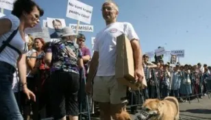 Protest la Guvern: REVOLUŢIONARII, BRUSCAŢI DE JANDARMI. CER DEMISIA LUI PONTA