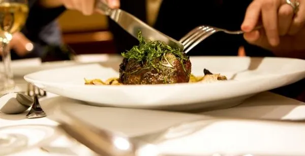 Cinci TRUCURI la care apelează restaurantele pentru a te face să mănânci ÎN EXCES