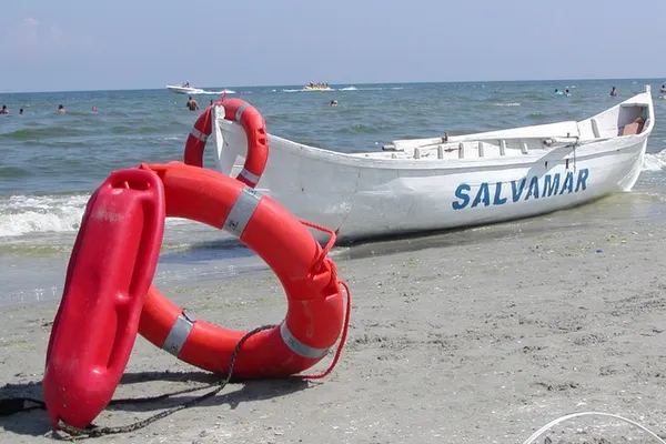 Turist mort pe o plajă din Jupiter. Bărbatul a așteptat ca salvamarii să-și termine programul și s-a avântat în valuri