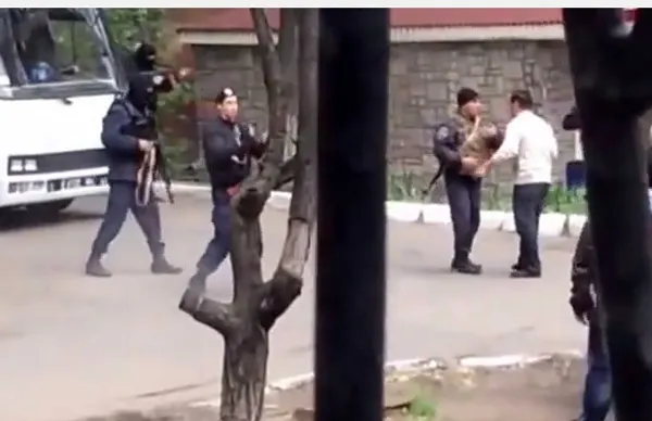 ÎMPUŞCĂTURI la Mariupol, estul Ucrainei: 21 de MORȚI şi mai mulţi RĂNIŢI. PUTIN a ajuns în Crimeea