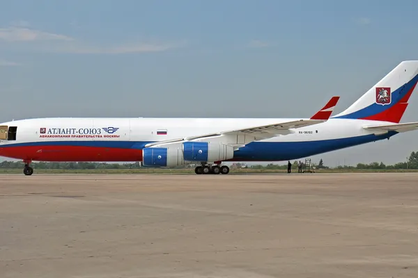 AVION în FLĂCĂRI pe un aeroport din Moscova
