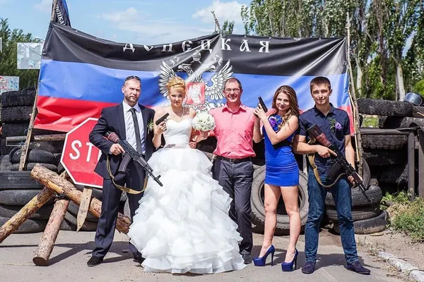 NUNTA în timpul CRIZEI din Ucraina. Cum s-au FOTOGRAFIAT mireasa, mirele şi naşii