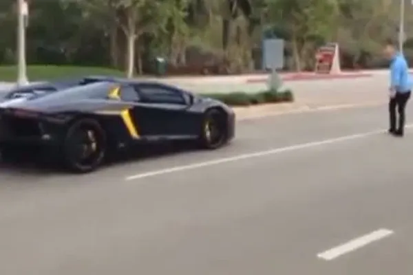 RĂZBUNAREA PIETONULUI pe un BOLID de 700 de cai putere: n-ai mai văzut aşa ceva!