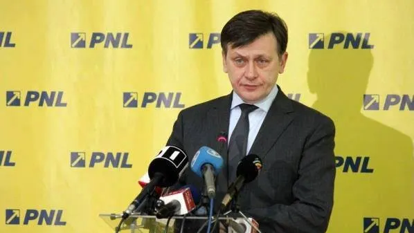 Crin Antonescu, despre ordonanţa migraţiei politice: O greşeală uriaşă a lui Ponta