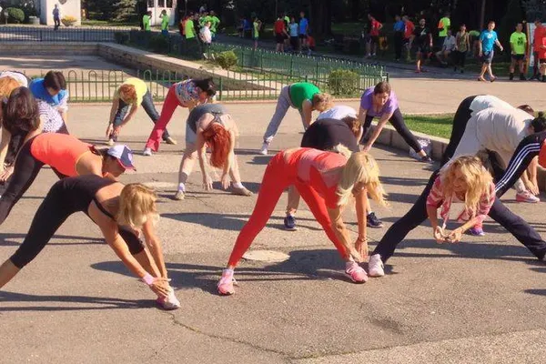 IMAGINI INEDITE cu ELENA UDREA: Ce a făcut în parc cu alte 30 de femei