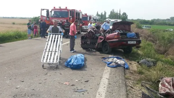 ACCIDENT CUMPLIT în Timiş. O maşină a intrat pe contrasens și s-a lovit frontal de un autobuz