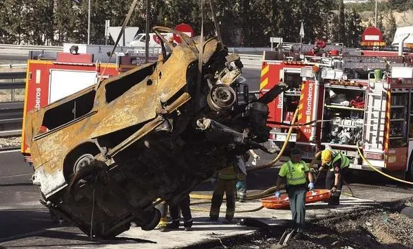 8 ROMÂNI au MURIT într-un accident în Spania: 6 adulţi şi 2 copii. Microbuzul lor, CARBONIZAT