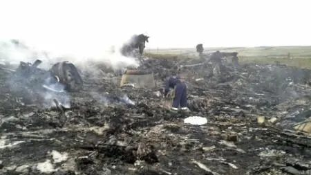 AVION DOBORÂT UCRAINA. Observatorii OSCE au ajuns la locul catastrofei aeriene din Ucraina