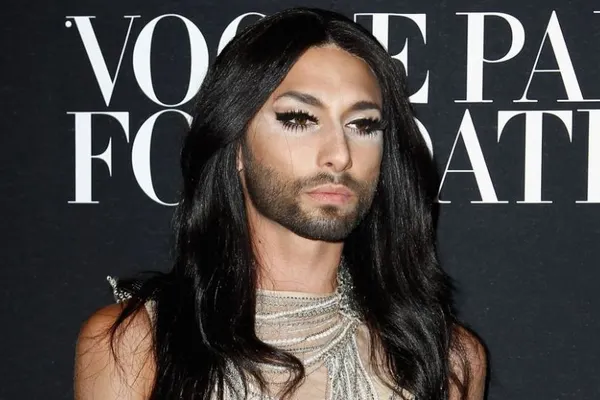 Conchita Wurst are CONCURENŢĂ. Cum arată TRAVESTITUL CU MUSTĂCIOARĂ POLEITĂ ÎN AUR?