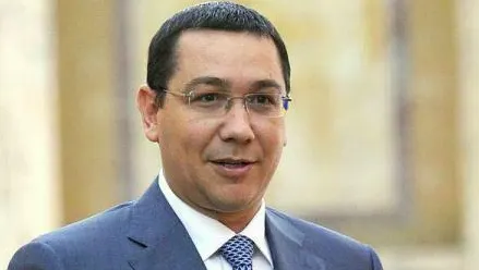 Spectacol cu microbuze în faţa Guvernului. Ponta "a inaugurat" maşinile pentru transportul elevilor