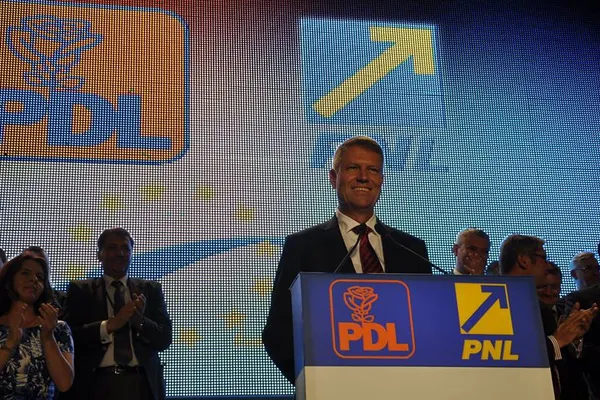 PNL ŞI PDL AU VOTAT FUZIUNEA. Atacuri de la Victor Ponta şi Elena Udrea