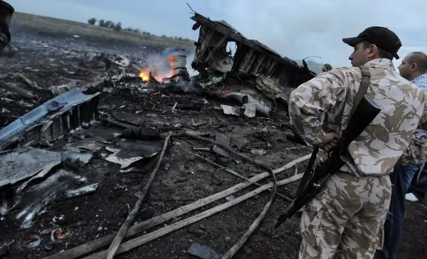 AVION DOBORÂT UCRAINA. Echipele de intervenţie au început RECUPERAREA CADAVRELOR
