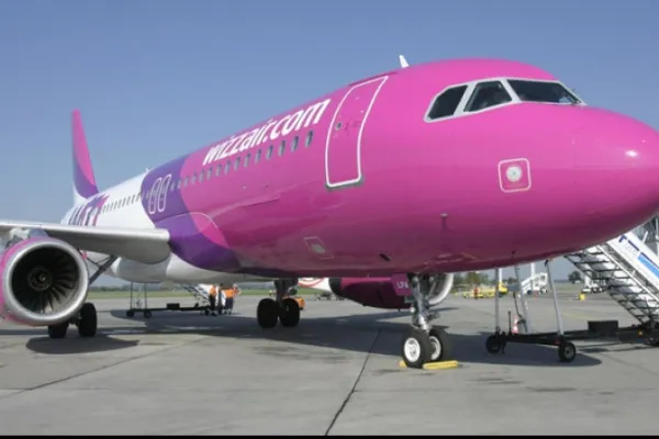 BLOCAŢI PE AEROPORT. Un avion Wizz Air a stat 12 ore pe un aeroport din Italia