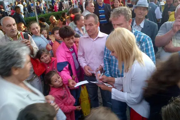 Elena Udrea, baie de mulţime la Zilele Sebeşului