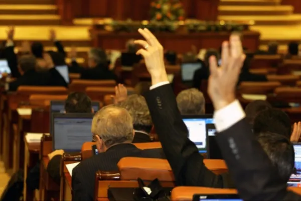 Grupurile PDL şi PNL vor sesiune extraordinară la Cameră pentru REEXAMINAREA LEGII CAS