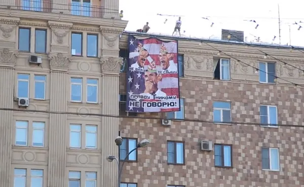 OBAMA, comparat cu cele "TREI MAIMUŢE ÎNŢELEPTE", într-un banner afişat pe o clădire din Moscova