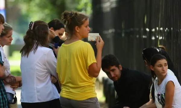 BACALAUREAT 2014. Azi începe SESIUNEA DE TOAMNĂ. Emoții pentru 63.000 de absolvenți