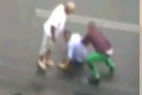 Bătaie cu pumni în trafic, după ce mai multe mașini au fost implicate în accident