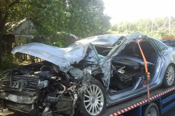 Accident îngrozitor la Bucium: Un Audi a fost făcut ZOB după ce a intrat într-un TIR