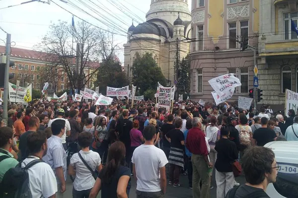 Protestele de la Bucureşti s-au extins şi la Cluj. România iese în stradă!